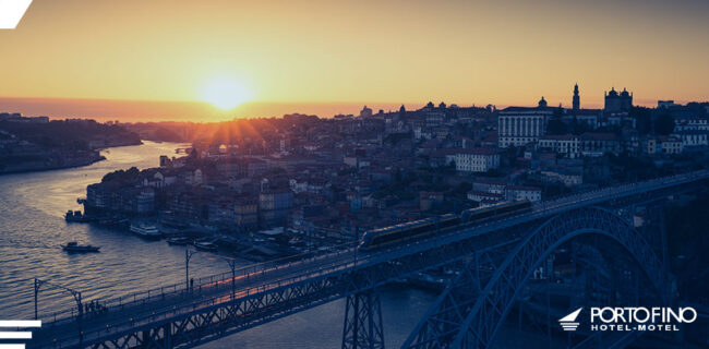 Vista de por do sol da cidade do Porto
