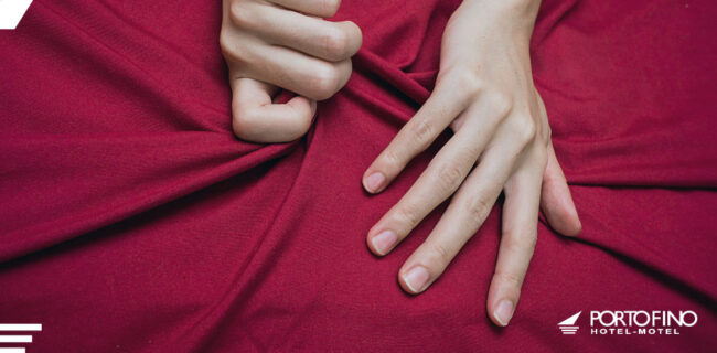 mãos em lençol vermelho