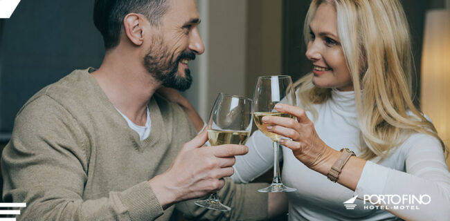 casal a brindar com taça de vinho