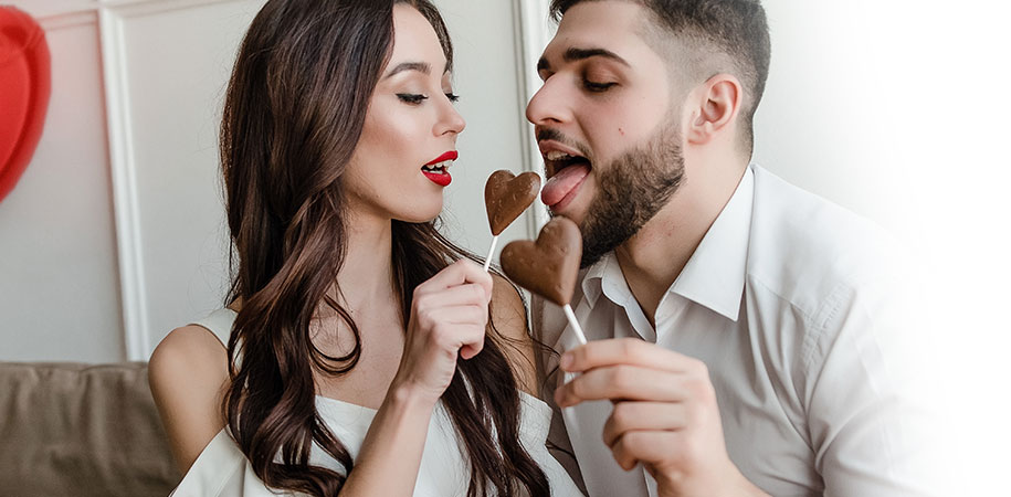 casal a comer chocolate sensualmente