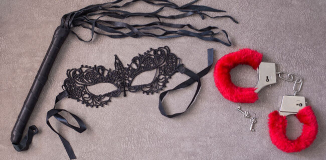 produtos eróticos para o casal: máscaras e algemas