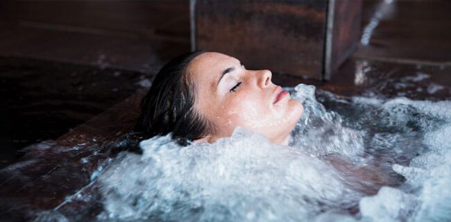 mulher a relaxar em banheira de hidromassagem