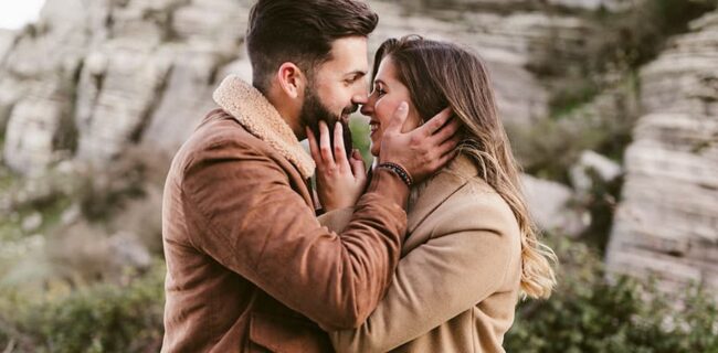 Casal apaixonado em Escapadinha Romântica