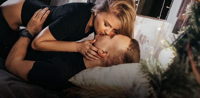 casal a dar beijo apaixonado